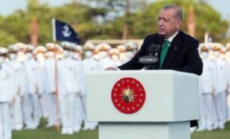 Ο Ερντογάν «φωτίζεται» από το «πνεύμα του Μαντζικέρτ» στις «τουρκικές νίκες» σε Λιβύη και Ναγκόρνο Καραμπάχ