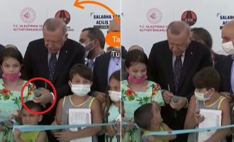 Ο Ερντογάν χτυπάει εκνευρισμένος στο κεφάλι 10χρονο σε εγκαίνια γέφυρας (βίντεο)
