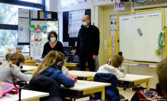 Γαλλία: «Λουκέτο» σε 3.000 τάξεις μέσα σε οχτώ μέρες λόγω Covid-19