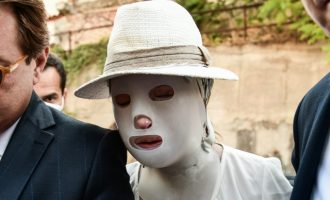 Xειρουργός Ιωάννας: «Γιατί φοβάμαι για την υγεία της» – Τι είναι η διπλή μάσκα που φορούσε