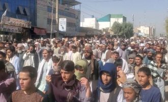 Χιλιάδες διαδηλωτές οικογένειες στρατιωτικών στην Κανταχάρ κατά των Ταλιμπάν