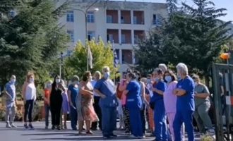 Οργή υγειονομικών κατά δημοσιογράφων στη Θεσσαλονίκη (βίντεο)