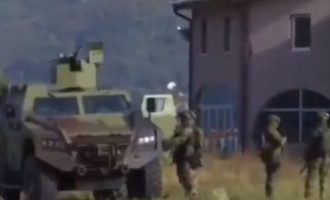Με το δάχτυλο στη σκανδάλη οι Σέρβοι στα διοικητικά σύνορα με το Κόσοβο