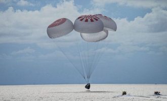 Επέστρεψε το σκάφος της SpaceX με τους «διαστημικούς τουρίστες»