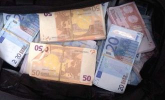 86χρονη πέταξε 8.000 ευρώ από το μπαλκόνι – Πώς την ξεγέλασαν οι απατεώνες