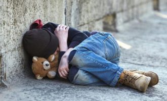 Στοιχεία-σοκ από την Eurostat: Ο κίνδυνος της φτώχειας απειλεί το 31,5% των παιδιών στην Ελλάδα