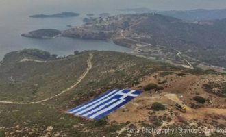 Τεράστια ελληνική σημαία στις Οινούσσες – Τη βλέπουν απ’ απέναντι οι Τούρκοι