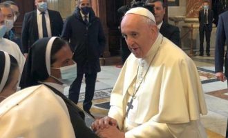 Ο Πάπας συνάντησε Κολομβιανή καλόγρια που είχε απαχθεί από τζιχαντιστές