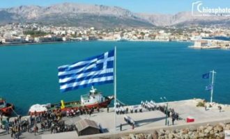 Γιγαντιαία ελληνική σημαία κυματίζει στη Χίο για την επέτειο της 28ης Οκτωβρίου