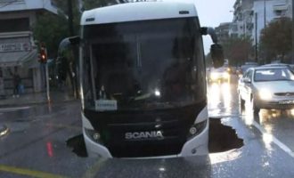 Άνοιξε ο δρόμος και «ρούφηξε» λεωφορείο στη Θεσσαλονίκη