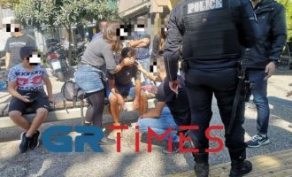Ακροδεξιοί χτύπησαν με καδρόνια και αλυσίδες μέλη της ΚΝΕ στη Θεσσαλονίκη – Τέσσερις τραυματίες