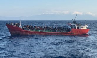 Στην Κω οι 400 μετανάστες και το τουρκικό δουλεμπορικό – Πλακιωτάκης: Κράτος πειρατής η Τουρκία