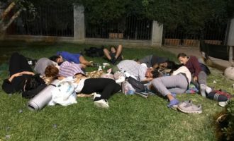 Τουρκία: Φοιτητές κοιμούνται σε πάρκα γιατί δεν έχουν λεφτά για δωμάτια