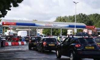 Μεγάλες ουρές στα βενζινάδικα στη Βρετανία – Πότε θα επανέλθει η κανονικότητα