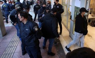 Πιστολίδι στο Πέραμα: Ελεύθεροι και οι δυο Ρομά και οι επτά αστυνομικοί μετά την απολογία τους