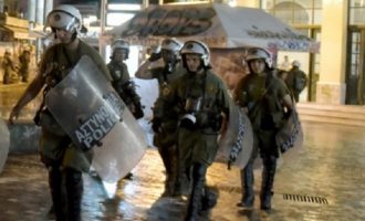 Συμπλοκές στο Μοναστηράκι μεταξύ οπαδών και αστυνομίας