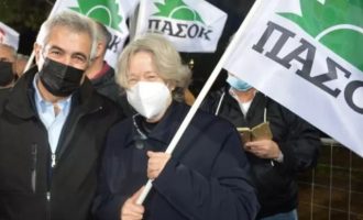 Η Αθηνά Λινού παραμένει ΠΑΣΟΚ και Γιώργος Παπανδρέου