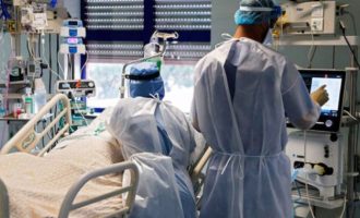 Γεμίζουν οι ΜΕΘ: Τα νοσοκομεία θυμίζουν «εμπόλεμης ζώνης»