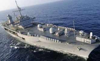 Οι Ρώσοι «παρατηρούν» το USS Mount Whitney που πλέει στη Μαύρη Θάλασσα