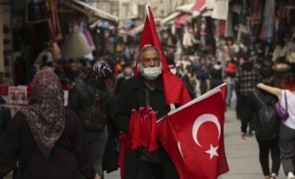 Τουρκία: Ο πληθωρισμός ροκανίζει τα εισοδήματα – Δεν μπορούν να αγοράσουν ούτε τα βασικά