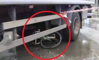 Φορτηγό στη Θεσσαλονίκη παρέσυρε ποδηλάτισσα – Το ποδήλατο κάτω από τις ρόδες