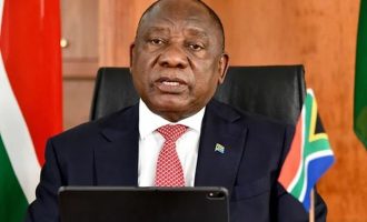 Ο πρόεδρος της Νότιας Αφρικής λέει ότι βρίσκεται αντιμέτωπος με κύμα «Όμικρον» και απαιτεί ανοιχτά σύνορα