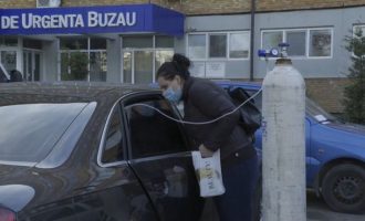 «Νοσηλεύονται» στα πάρκινγκ των νοσοκομείων στη Ρουμανία με 37% εμβολιασμένους