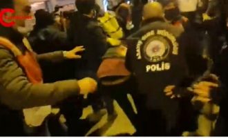 Η Τουρκία γκρεμίζεται – Ο λαός διαδηλώνει και τρώει ξύλο