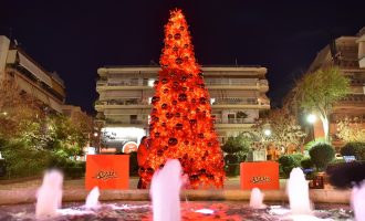 Εορταστικό χρώμα στο Γαλάτσι από το ΣΚΡΑΤΣ – Στόλισε την πλατεία Μανδηλαρά με ένα κατακόκκινο χριστουγεννιάτικο δέντρο
