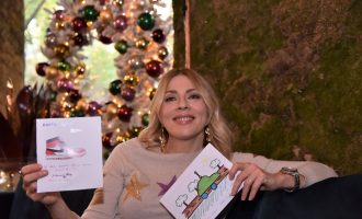 Σμαράγδα Καρύδη και Θοδωρής Αθερίδης στόλισαν το χριστουγεννιάτικο δέντρο τους με παιδικές ευχές (βίντεο)