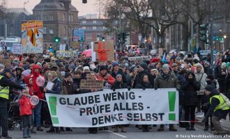 Welt: Τα αυστηρά μέτρα για τη μετάλλαξη Όμικρον φέρνουν νέες διαδηλώσεις στη Γερμανία