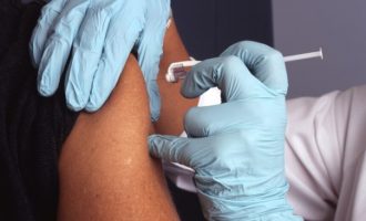 Ιταλία: 50χρονος πήγε να κάνει το εμβόλιο με ψεύτικο χέρι σιλικόνης