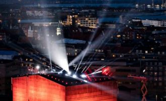 Δανία: Φορέας της «Όμικρον» πήγε σε συναυλία με 1.600 ανθρώπους
