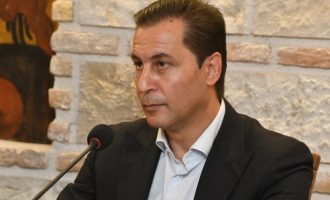 Ο Πάρις Κουρτζίδης αυτοανακηρύχθηκε «μεταβατικός πρόεδρος» στο κόμμα του Τράγκα