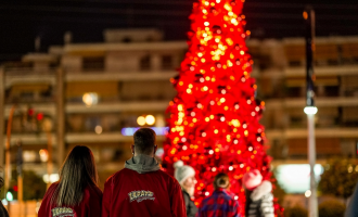 Χριστουγεννιάτικα κλικ κάτω από το κατακόκκινο δέντρο του ΣΚΡΑΤΣ στο Γαλάτσι (βίντεο)