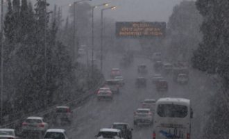Χιονιάς: Κλείνει η εθνική οδός στα διόδια της Τραγάνας
