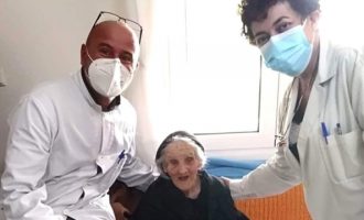 Σέρρες: 107χρονη έκανε το εμβόλιο – «Μου έχει λείψει η παρέα με τις γειτόνισσες»