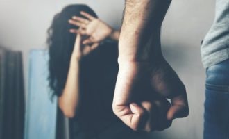 Άνδρας που κακοποιούσε τη γυναίκα του πήρε την επιμέλεια του παιδιού τους