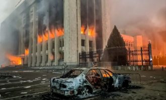 Το Καζακστάν στις φλόγες – Τρεις αστυνομικοί βρέθηκαν αποκεφαλισμένοι
