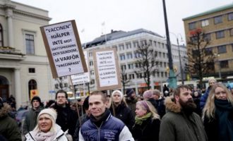 Χιλιάδες διαδήλωσαν στη Σουηδία κατά του υγειονομικού πάσου