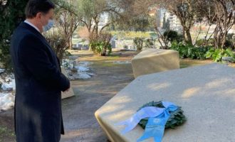 Ο Βαρβιτσιώτης απέτισε φόρο τιμής στο Μνημείο Ολοκαυτώματος της Αθήνας
