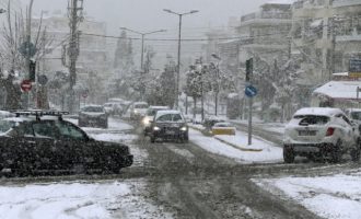 Μετεωρολόγοι διαψεύδουν την κυβέρνηση: «Δεν ήταν η σφοδρότερη χιονόπτωση των τελευταίων ετών»