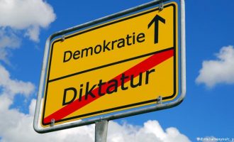 DW: Συρρικνώνονται οι δημοκρατίες στον κόσμο