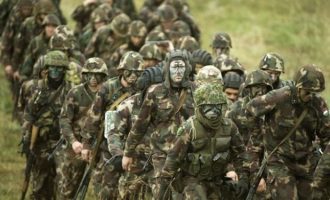 Η Ουγγαρία αναπτύσσει στρατεύματα στα σύνορά της με την Ουκρανία