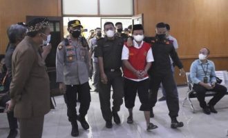 Iνδονησία: Ισόβια σε καθηγητή για τον βιασμό 13 μαθητριών – Γέννησαν εννέα παιδιά
