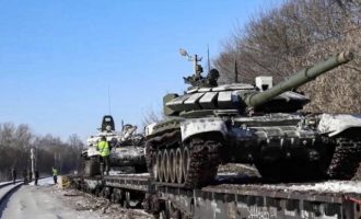 Interfax: Η Μόσχα αποσύρει στρατεύματα από την Κριμαία