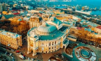 Deutsche Welle: Η ελληνική κοινή γνώμη υποστηρίζει τη βοήθεια στους «αδελφούς» της Οδησσού και της Μαριούπολης αλλά όχι τη στρατιωτική υποστήριξη στην Ουκρανία