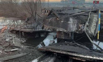 Οι Ουκρανοί ανατινάζουν γέφυρες για να μη φτάσουν οι Ρώσοι στο Κίεβο
