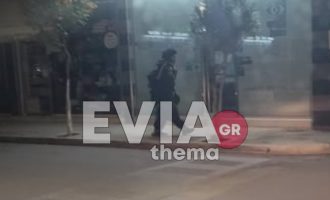 Τρόμος στην Εύβοια: Κουκουλοφόρος με τσεκούρι τρομοκρατεί τον κόσμο (βίντεο)