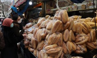 DW: Αγορές πανικού στην Τουρκία λόγω του πολέμου – Καλπάζουν οι τιμές σε ηλιέλαιο και ψωμί